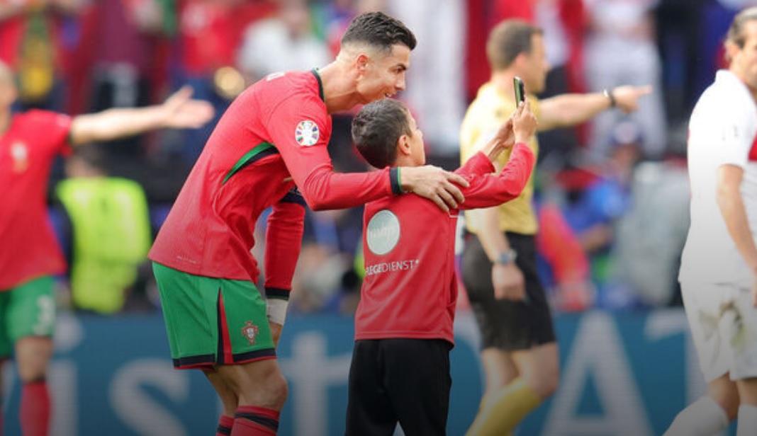 Fans storm field for Ronaldo selfies during Portugal’s win