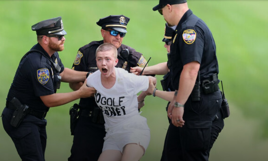 Climate protesters run onto 18th green and spray powder, delaying finish of PGA Tour event