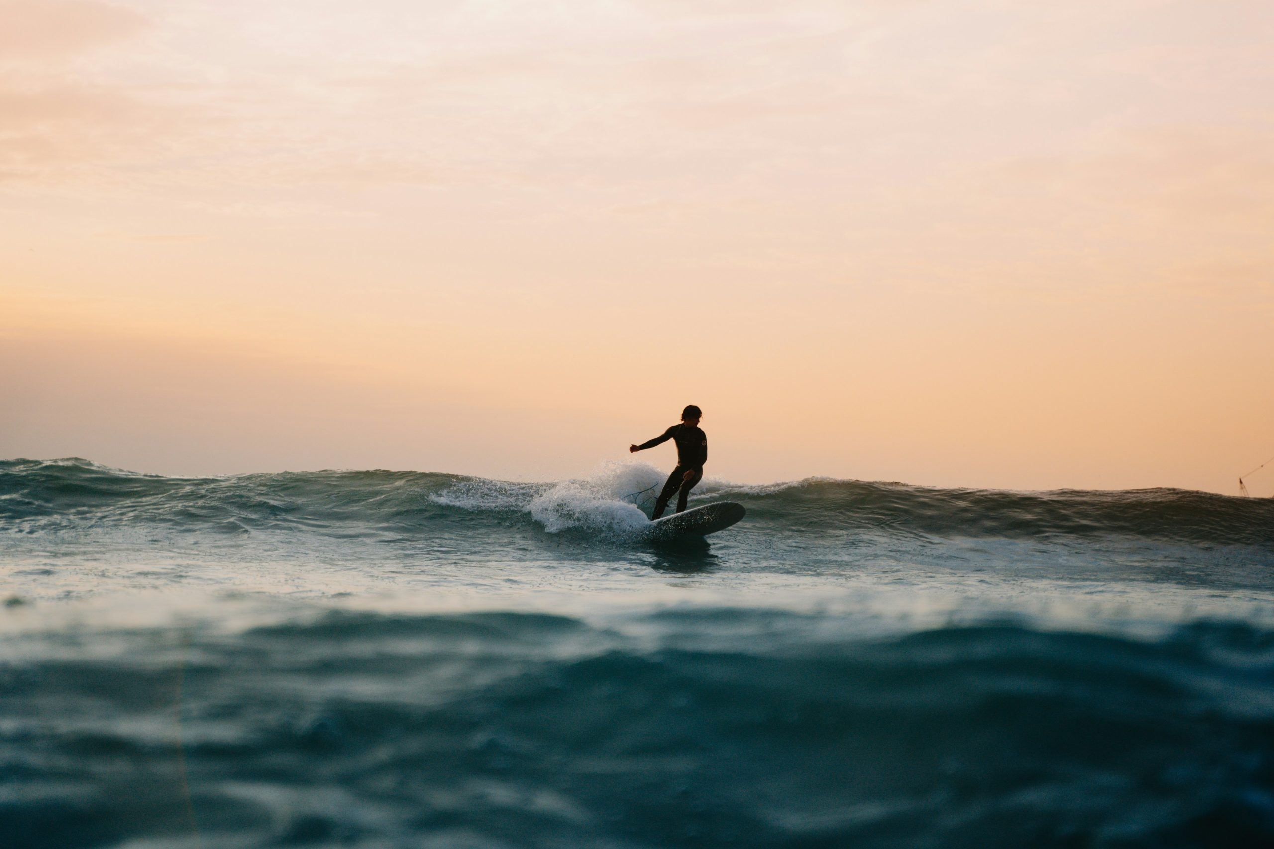 Longboard Surfing Mastery: Unique Longboarding Techniques Offered by Pacific Surf Applying Techniques