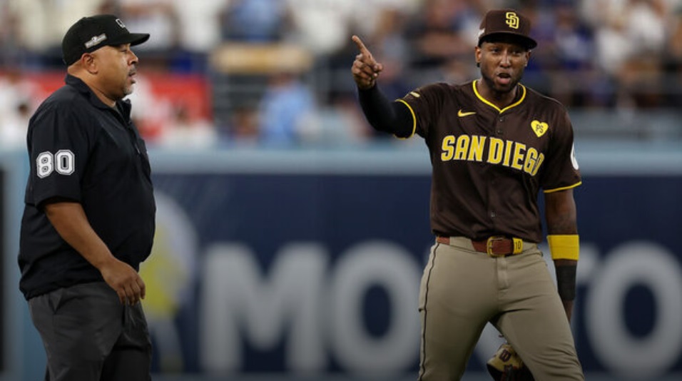 Dodgers-Padres delayed after fans throw objects onto field