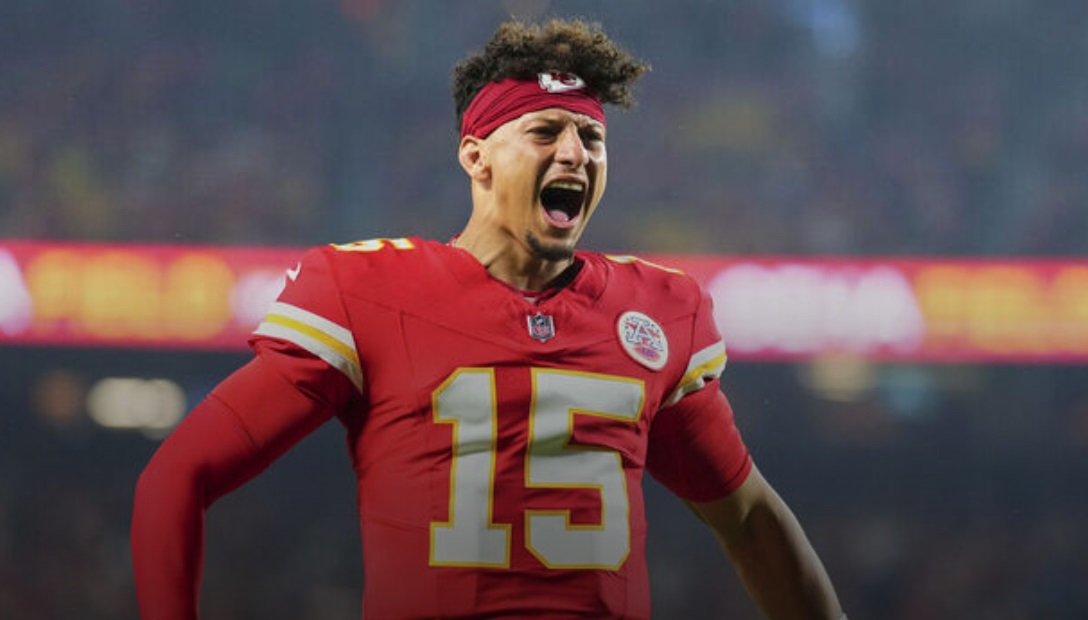 Mahomes, Chiefs keep undefeated season alive with OT win on MNF